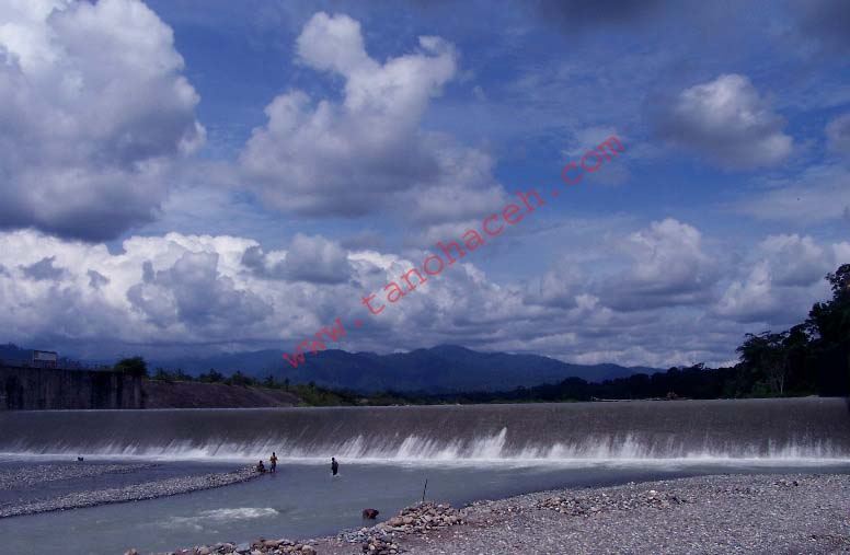 Bendungan Irigasi Ule Jalan via Tahohaceh.com, 1. Puncak Singgah Mata, 2. Pantai Naga Permai, 3. Krueng Isep, 4. Bendungan Irigasi Ule Jalan, 5. Pantai Suak Dama /TPI, 6. Pantai Seunagan, 7. Masjid Gudong Buloh, 8. Danau Laut Tadu, 9. Masjid Giok dan Pusat Perkantoran Suka Makmue, 10. Taman Ratu Balqis, 11. Pantai Cermai, 12. Pantai Lhok Raja, 13. Masjid Baburrayyan, 14. Museum Al Qur’an Kuno, 15. Banta Tok Jong Kab, 16. Alue Batee Puteh, 17. Alue Gantung, 18. Wisata Kuliner di Nagan Raya