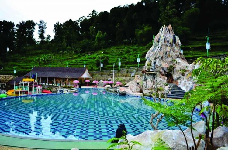 Ciwidey Valley Resort-Hot Spring Waterpark, 1. Edukasi Taman Lalu Lintas Ade Irma Suryani, 2. Edukasi Taman Superhero, 3. Edukasi Kebun Binatang Bandung, 4. Edukasi Phantasia Barbie Gallery, 5. Wisata Padepokan Dayang Sumbi, 6. Wisata Kampung Gajah, 7. Edukasi Jendela Alam, 8. Edukasi Saung Angklung Udjo, 9. Edukasi Bandung Science Center, 10. Edukasi Crayon’s Craf & Co, 11. Taman Kupu Cihanjuang, 12. Karang Setra Waterpark, 13. Taman Bermain MIM, 14. Trans Studio, 15. Kebun Strawberry Ciwidey, 16. Miss Bee Providore, 17. Gang Sereh, 18. Maya Hirai School of Origami, 19. SPICE Camp (Spirit Camp Educity), 20. Komunitas Hong, 21. Crayon’s Craft & Co, 22. Rumah Batik Komar, 23. The Farm House, 24. Ciwidey Valley Waterpark Resort, 25. Kampung Batu Malakasari, 26. Bandung Carnival Land, 27. Ranca Upas, Ciwidey, 28. Kampung Dago Pojok, 29. Dusun Bambu Family Leisure Park, 30. Park Hopping, 31. De’Ranch, 32. Dago Dream Park, 33. Fairy Garden (Fairy Garden By The Lodge), 34. Lembang Park & Zoo, 35. Sudut Pandang Bandung, 36. Terminal Wisata Grafika Cikole