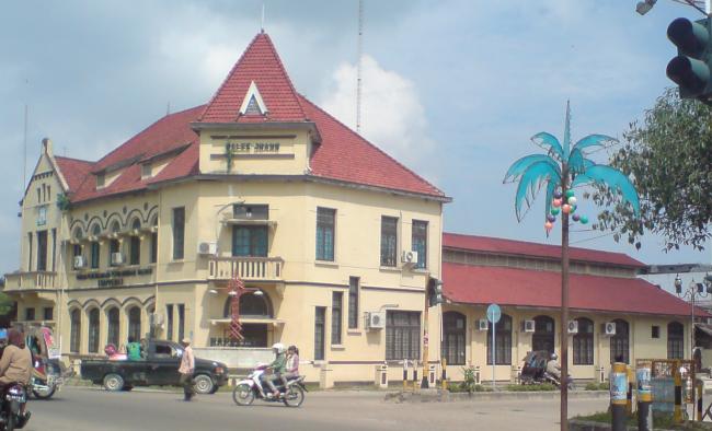 1. Air Terjun Weh Hilang, 2. Pantai Kuala Beukah, 3. Pantai Kuala Parek, 4. Pantai Idi Cut, 5. Pantai Ketapang Mameh, 6. Situs Kerajaan Peureulak, 7. Pantai Pusong Kuala Idi, 8. Air Terjun Paya Bili, 9. Pantai Wisata Kuala Peudawa, 10. Pantai Kuala Simpang Ulim, 11. Pantai Kuala Geulumpang, 12. Pantai Alur Dua Muka, 13. Taman Bambu Runcing, 14. Hutan Mangrove, 15. Mutiara Waterpark, 16. Hutan Lindung, 17. Gedung Balee Juang, 18. Kolam Renang Tirta Virta Raya