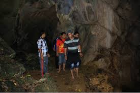 Gua Seumancang Kuta Tinggi, 1. Pantai Ujong Kareung, 2. Pantai Lhok Bubon, 3. Pantai Batee Puteh , 4. Pantai Suak Ribee, 5. Pantai Lanaga, 6. Masjid Agung Meulaboh , 7. Pantai Pusong Sangkalan, 8. Genang Gedong , 9. Pantai Lhok Geudong , 10. Pantai Ujong Karang , 11. Pantai Kasih, 12. Pantai Batu Putih, 13. Pantai Ujung Batee, 14. Krueng Tutut, 15. Pantai Blang Ulam, 16. Pantai Cemara Indah , 17. Makam Pahlawan Nasional Teuku Umar, 18. Pantai Jilbab, 19. Pantai Lhok Ketapang, 20. Taman Laut Ujung Manggeng, 21. Pantai Ujung Manggeng , 22. Pemandian Krueng Baru , 23. Pemandian Putroe Ijoe, 24. Gua Seumancang Kuta Tinggi, 25. Pulau Gosong, 26. Krueng Babahrot, 27. Pucok Krung Ale, 28. Pantai Ujung Serangga, 29. Tugu Kupiah Teuku Umar, 30. Air Terjun Gampong Pungkie, 31. Danau Geunang Geudong, 32. Taman Hijriah, 33. Pantai Suak Timah, 34. Wisata Waterboom Mini, 35. Lebok Pineu