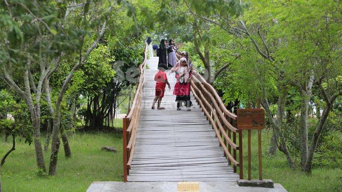 Hutan Kota BNI Banda Aceh via Tribunnews, 1. Masjid Raya Baiturrahman, 2. Air Terjun Kuta Malaka, 3. Air Terjun Pekan Bilui, 3. Benteng Indra Patra, 4. Ujung Kelindu , 5. Pucoek Krueng Raba, Lhoknga , 6. Bukit Lhok Eumpe , 7. Pantai Lhok Mee , 8. Pantai Lampuk , 9. Pantai Lhoknga, 10. Pantai Ulee Lheue , 11. Kapal Apung Lampulo, 12. Museum Tsunami dan Pemakaman Kerkhof Peutjoet , 13. Taman Sari Gunongan dan Pinto Khob , 14. Museum Aceh (Rumah Aceh), 15. Taman Ratu Safiatuddin, 16. Lapangan Blangpadang, 17. PLTD (Pembangkit Listrik Tenaga Diesel) Apung 1, 18. Pantai Lampuuk, 19. Museum Rumah Cut Nyak Dien, 20. Air Terjun Peukan Biluy, 21. Puncak Geurutee, 22. Museum Sejarah Aceh, 23. Bukit Soeharto Aceh, 24. Bukit Lhoknga, 25. Taman Bustanussalatin, 26. Balai Pelestarian Peninggalan Purbakala, 27. Wahana Impian Malaka, 28. Pantai Iboih, 29. Pantai Alue Naga, 30. Makam Sultan Aceh Kandang XII, 31. Makam Syiah Kuala, 32. Masjid Baiturrahim Ulee Lheue, 33. Makam Raja Aceh, 34. Taman Putroe Phang, 35. Hutan Kota BNI Banda Aceh, 36. Balai Pelestarian Cagar Budaya, 37. Wisata Kuliner Keudah, 38. Simpang Mesra