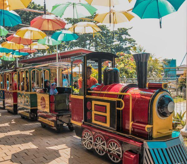 Kereta Beos, Legenda di Taman Legenda , Lokasi dan Jam Operasional Taman Legenda TMII, Harga Tiket Masuk Taman Legenda TMII, Daya Tarik Taman Legenda TMII, Wahana Di Taman Legenda Keong Mas, Fasilitas yang Ada di Taman Legenda, Saran dan Tips Saat Berlibur di Taman Legenda