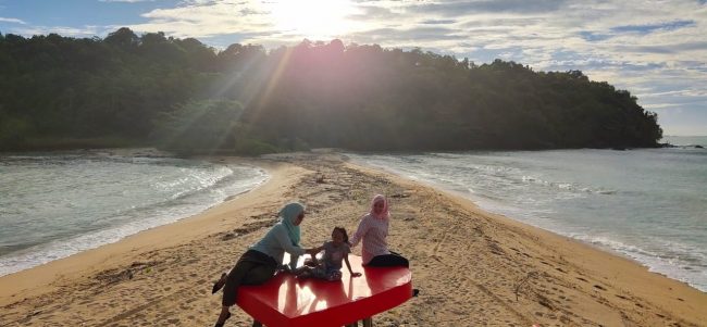 Lhok Geulumpang, 1. Pantai Kuala Merisi, 2. Pantai Pasie Saka, 3. Pantai Kuala Dhoi, 4. Pulau Reusam, 5. Pulau Tsunami, 6. Teluk Rigaih, 7. Arung Jeram Sungai Teunom, 8. Memandangi Lumba-Lumba di Puncak Lageun, 9. Puncak Gunung Geurutee, 10. Pulau Sungai Keluang, 11. Desa Batee Tutong, 12. Danau Laut Nie Pineung Suasa, 13. Lhok Gelumpang, 14. Kampung Mata Biru Lamno, 15. Nisan Meurehom Daya, 16. Air Terjun Ceuraceu Embon, 17. Conservatin Respon Unit (CRU), 18. Pantai Ujong Gla, 19. Taman Bunga Aceh Jaya, 20. Pulau Keuh Patek, 21. Pantai Lhok Geulumpang, 22. Konservasi Penyu Aron Meubanja, 23. Wisata Air Sarah Dewi, 24. Pantai Nisero, 25. Air Terjun Alue Itam, 26. Danau Laot Bhe, 27. Ceuraceu Alue Teungoh, 28. Pantai Ujong Pusong