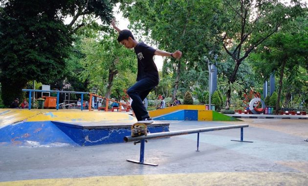 Main Skateboard Juga Seru via IG @samuel_linggawan, Sejarah Taman Bungkul, Lokasi Dan Cara Menuju Taman Wisata Bungkul, Daya Tarik Taman Bungkul, Fasilitas yang Ada di Taman Bungkul, Kuliner Khas Area Taman Bungkul, Saran dan Tips Berlibur di Taman Bungkul