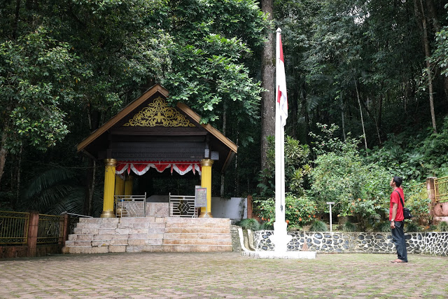 Makam Pahlawan Nasional Teuku Umar, 1. Pantai Ujong Kareung, 2. Pantai Lhok Bubon, 3. Pantai Batee Puteh , 4. Pantai Suak Ribee, 5. Pantai Lanaga, 6. Masjid Agung Meulaboh , 7. Pantai Pusong Sangkalan, 8. Genang Gedong , 9. Pantai Lhok Geudong , 10. Pantai Ujong Karang , 11. Pantai Kasih, 12. Pantai Batu Putih, 13. Pantai Ujung Batee, 14. Krueng Tutut, 15. Pantai Blang Ulam, 16. Pantai Cemara Indah , 17. Makam Pahlawan Nasional Teuku Umar, 18. Pantai Jilbab, 19. Pantai Lhok Ketapang, 20. Taman Laut Ujung Manggeng, 21. Pantai Ujung Manggeng , 22. Pemandian Krueng Baru , 23. Pemandian Putroe Ijoe, 24. Gua Seumancang Kuta Tinggi, 25. Pulau Gosong, 26. Krueng Babahrot, 27. Pucok Krung Ale, 28. Pantai Ujung Serangga, 29. Tugu Kupiah Teuku Umar, 30. Air Terjun Gampong Pungkie, 31. Danau Geunang Geudong, 32. Taman Hijriah, 33. Pantai Suak Timah, 34. Wisata Waterboom Mini, 35. Lebok Pineu