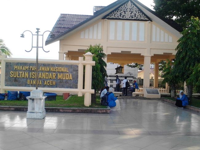 Makam Raja Aceh, 1. Masjid Raya Baiturrahman, 2. Air Terjun Kuta Malaka, 3. Air Terjun Pekan Bilui, 3. Benteng Indra Patra, 4. Ujung Kelindu , 5. Pucoek Krueng Raba, Lhoknga , 6. Bukit Lhok Eumpe , 7. Pantai Lhok Mee , 8. Pantai Lampuk , 9. Pantai Lhoknga, 10. Pantai Ulee Lheue , 11. Kapal Apung Lampulo, 12. Museum Tsunami dan Pemakaman Kerkhof Peutjoet , 13. Taman Sari Gunongan dan Pinto Khob , 14. Museum Aceh (Rumah Aceh), 15. Taman Ratu Safiatuddin, 16. Lapangan Blangpadang, 17. PLTD (Pembangkit Listrik Tenaga Diesel) Apung 1, 18. Pantai Lampuuk, 19. Museum Rumah Cut Nyak Dien, 20. Air Terjun Peukan Biluy, 21. Puncak Geurutee, 22. Museum Sejarah Aceh, 23. Bukit Soeharto Aceh, 24. Bukit Lhoknga, 25. Taman Bustanussalatin, 26. Balai Pelestarian Peninggalan Purbakala, 27. Wahana Impian Malaka, 28. Pantai Iboih, 29. Pantai Alue Naga, 30. Makam Sultan Aceh Kandang XII, 31. Makam Syiah Kuala, 32. Masjid Baiturrahim Ulee Lheue, 33. Makam Raja Aceh, 34. Taman Putroe Phang, 35. Hutan Kota BNI Banda Aceh, 36. Balai Pelestarian Cagar Budaya, 37. Wisata Kuliner Keudah, 38. Simpang Mesra