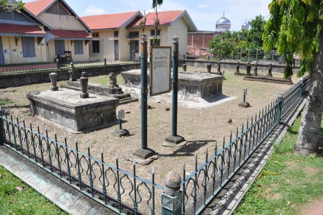 Makam Sultan Aceh Kandang XII, 1. Masjid Raya Baiturrahman, 2. Air Terjun Kuta Malaka, 3. Air Terjun Pekan Bilui, 3. Benteng Indra Patra, 4. Ujung Kelindu , 5. Pucoek Krueng Raba, Lhoknga , 6. Bukit Lhok Eumpe , 7. Pantai Lhok Mee , 8. Pantai Lampuk , 9. Pantai Lhoknga, 10. Pantai Ulee Lheue , 11. Kapal Apung Lampulo, 12. Museum Tsunami dan Pemakaman Kerkhof Peutjoet , 13. Taman Sari Gunongan dan Pinto Khob , 14. Museum Aceh (Rumah Aceh), 15. Taman Ratu Safiatuddin, 16. Lapangan Blangpadang, 17. PLTD (Pembangkit Listrik Tenaga Diesel) Apung 1, 18. Pantai Lampuuk, 19. Museum Rumah Cut Nyak Dien, 20. Air Terjun Peukan Biluy, 21. Puncak Geurutee, 22. Museum Sejarah Aceh, 23. Bukit Soeharto Aceh, 24. Bukit Lhoknga, 25. Taman Bustanussalatin, 26. Balai Pelestarian Peninggalan Purbakala, 27. Wahana Impian Malaka, 28. Pantai Iboih, 29. Pantai Alue Naga, 30. Makam Sultan Aceh Kandang XII, 31. Makam Syiah Kuala, 32. Masjid Baiturrahim Ulee Lheue, 33. Makam Raja Aceh, 34. Taman Putroe Phang, 35. Hutan Kota BNI Banda Aceh, 36. Balai Pelestarian Cagar Budaya, 37. Wisata Kuliner Keudah, 38. Simpang Mesra