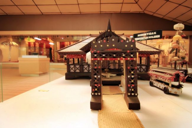 Maket Prosesi Adat Begawi Cakak Pepadun, Alamat Museum Lampung, Menelisik Sejarah Berdirinya Museum Lampung, Menengok Koleksi dan Daur Hidup di Museum Lampung, Benda-Benda Bernilai Sejarah di Museum Lampung, Yuk, Berwisata ke Museum Lampung
