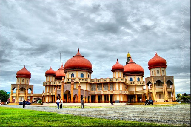 Masjid Agung Meulaboh, 1. Pantai Ujong Kareung, 2. Pantai Lhok Bubon, 3. Pantai Batee Puteh , 4. Pantai Suak Ribee, 5. Pantai Lanaga, 6. Masjid Agung Meulaboh , 7. Pantai Pusong Sangkalan, 8. Genang Gedong , 9. Pantai Lhok Geudong , 10. Pantai Ujong Karang , 11. Pantai Kasih, 12. Pantai Batu Putih, 13. Pantai Ujung Batee, 14. Krueng Tutut, 15. Pantai Blang Ulam, 16. Pantai Cemara Indah , 17. Makam Pahlawan Nasional Teuku Umar, 18. Pantai Jilbab, 19. Pantai Lhok Ketapang, 20. Taman Laut Ujung Manggeng, 21. Pantai Ujung Manggeng , 22. Pemandian Krueng Baru , 23. Pemandian Putroe Ijoe, 24. Gua Seumancang Kuta Tinggi, 25. Pulau Gosong, 26. Krueng Babahrot, 27. Pucok Krung Ale, 28. Pantai Ujung Serangga, 29. Tugu Kupiah Teuku Umar, 30. Air Terjun Gampong Pungkie, 31. Danau Geunang Geudong, 32. Taman Hijriah, 33. Pantai Suak Timah, 34. Wisata Waterboom Mini, 35. Lebok Pineu