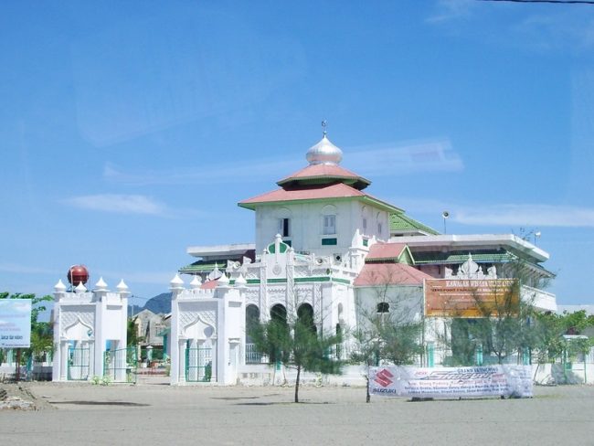 Masjid Baiturrahim Ulee Lheue, 1. Masjid Raya Baiturrahman, 2. Air Terjun Kuta Malaka, 3. Air Terjun Pekan Bilui, 3. Benteng Indra Patra, 4. Ujung Kelindu , 5. Pucoek Krueng Raba, Lhoknga , 6. Bukit Lhok Eumpe , 7. Pantai Lhok Mee , 8. Pantai Lampuk , 9. Pantai Lhoknga, 10. Pantai Ulee Lheue , 11. Kapal Apung Lampulo, 12. Museum Tsunami dan Pemakaman Kerkhof Peutjoet , 13. Taman Sari Gunongan dan Pinto Khob , 14. Museum Aceh (Rumah Aceh), 15. Taman Ratu Safiatuddin, 16. Lapangan Blangpadang, 17. PLTD (Pembangkit Listrik Tenaga Diesel) Apung 1, 18. Pantai Lampuuk, 19. Museum Rumah Cut Nyak Dien, 20. Air Terjun Peukan Biluy, 21. Puncak Geurutee, 22. Museum Sejarah Aceh, 23. Bukit Soeharto Aceh, 24. Bukit Lhoknga, 25. Taman Bustanussalatin, 26. Balai Pelestarian Peninggalan Purbakala, 27. Wahana Impian Malaka, 28. Pantai Iboih, 29. Pantai Alue Naga, 30. Makam Sultan Aceh Kandang XII, 31. Makam Syiah Kuala, 32. Masjid Baiturrahim Ulee Lheue, 33. Makam Raja Aceh, 34. Taman Putroe Phang, 35. Hutan Kota BNI Banda Aceh, 36. Balai Pelestarian Cagar Budaya, 37. Wisata Kuliner Keudah, 38. Simpang Mesra