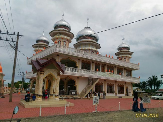 Masjid Gudong Buloh via Dewadesigner.blogpsotcom, 1. Puncak Singgah Mata, 2. Pantai Naga Permai, 3. Krueng Isep, 4. Bendungan Irigasi Ule Jalan, 5. Pantai Suak Dama /TPI, 6. Pantai Seunagan, 7. Masjid Gudong Buloh, 8. Danau Laut Tadu, 9. Masjid Giok dan Pusat Perkantoran Suka Makmue, 10. Taman Ratu Balqis, 11. Pantai Cermai, 12. Pantai Lhok Raja, 13. Masjid Baburrayyan, 14. Museum Al Qur’an Kuno, 15. Banta Tok Jong Kab, 16. Alue Batee Puteh, 17. Alue Gantung, 18. Wisata Kuliner di Nagan Raya