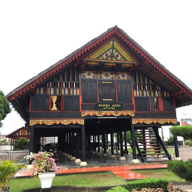 Museum Aceh via IG @zuhad_kurniawan, 1. Masjid Raya Baiturrahman, 2. Air Terjun Kuta Malaka, 3. Air Terjun Pekan Bilui, 3. Benteng Indra Patra, 4. Ujung Kelindu , 5. Pucoek Krueng Raba, Lhoknga , 6. Bukit Lhok Eumpe , 7. Pantai Lhok Mee , 8. Pantai Lampuk , 9. Pantai Lhoknga, 10. Pantai Ulee Lheue , 11. Kapal Apung Lampulo, 12. Museum Tsunami dan Pemakaman Kerkhof Peutjoet , 13. Taman Sari Gunongan dan Pinto Khob , 14. Museum Aceh (Rumah Aceh), 15. Taman Ratu Safiatuddin, 16. Lapangan Blangpadang, 17. PLTD (Pembangkit Listrik Tenaga Diesel) Apung 1, 18. Pantai Lampuuk, 19. Museum Rumah Cut Nyak Dien, 20. Air Terjun Peukan Biluy, 21. Puncak Geurutee, 22. Museum Sejarah Aceh, 23. Bukit Soeharto Aceh, 24. Bukit Lhoknga, 25. Taman Bustanussalatin, 26. Balai Pelestarian Peninggalan Purbakala, 27. Wahana Impian Malaka, 28. Pantai Iboih, 29. Pantai Alue Naga, 30. Makam Sultan Aceh Kandang XII, 31. Makam Syiah Kuala, 32. Masjid Baiturrahim Ulee Lheue, 33. Makam Raja Aceh, 34. Taman Putroe Phang, 35. Hutan Kota BNI Banda Aceh, 36. Balai Pelestarian Cagar Budaya, 37. Wisata Kuliner Keudah, 38. Simpang Mesra