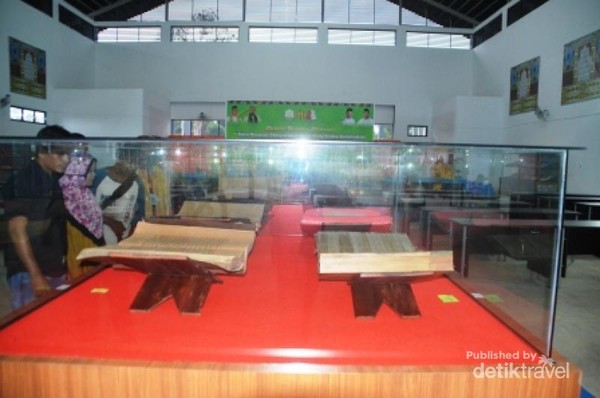 Museum Al Qur'an Kuno via Detik, 1. Puncak Singgah Mata, 2. Pantai Naga Permai, 3. Krueng Isep, 4. Bendungan Irigasi Ule Jalan, 5. Pantai Suak Dama /TPI, 6. Pantai Seunagan, 7. Masjid Gudong Buloh, 8. Danau Laut Tadu, 9. Masjid Giok dan Pusat Perkantoran Suka Makmue, 10. Taman Ratu Balqis, 11. Pantai Cermai, 12. Pantai Lhok Raja, 13. Masjid Baburrayyan, 14. Museum Al Qur’an Kuno, 15. Banta Tok Jong Kab, 16. Alue Batee Puteh, 17. Alue Gantung, 18. Wisata Kuliner di Nagan Raya
