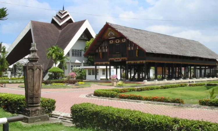Museum Sejarah Aceh via Wikipedia, 1. Masjid Raya Baiturrahman, 2. Air Terjun Kuta Malaka, 3. Air Terjun Pekan Bilui, 3. Benteng Indra Patra, 4. Ujung Kelindu , 5. Pucoek Krueng Raba, Lhoknga , 6. Bukit Lhok Eumpe , 7. Pantai Lhok Mee , 8. Pantai Lampuk , 9. Pantai Lhoknga, 10. Pantai Ulee Lheue , 11. Kapal Apung Lampulo, 12. Museum Tsunami dan Pemakaman Kerkhof Peutjoet , 13. Taman Sari Gunongan dan Pinto Khob , 14. Museum Aceh (Rumah Aceh), 15. Taman Ratu Safiatuddin, 16. Lapangan Blangpadang, 17. PLTD (Pembangkit Listrik Tenaga Diesel) Apung 1, 18. Pantai Lampuuk, 19. Museum Rumah Cut Nyak Dien, 20. Air Terjun Peukan Biluy, 21. Puncak Geurutee, 22. Museum Sejarah Aceh, 23. Bukit Soeharto Aceh, 24. Bukit Lhoknga, 25. Taman Bustanussalatin, 26. Balai Pelestarian Peninggalan Purbakala, 27. Wahana Impian Malaka, 28. Pantai Iboih, 29. Pantai Alue Naga, 30. Makam Sultan Aceh Kandang XII, 31. Makam Syiah Kuala, 32. Masjid Baiturrahim Ulee Lheue, 33. Makam Raja Aceh, 34. Taman Putroe Phang, 35. Hutan Kota BNI Banda Aceh, 36. Balai Pelestarian Cagar Budaya, 37. Wisata Kuliner Keudah, 38. Simpang Mesra