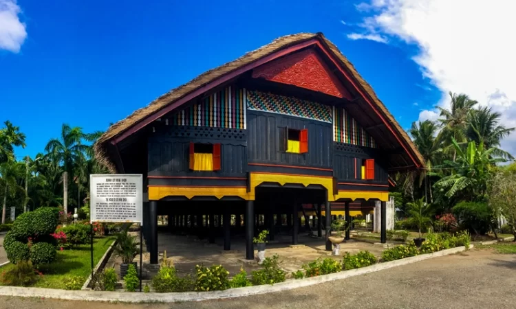 Museum Rumah Cut Nyak Dien via Saidfirman.wordpresscom, 1. Museum Tsunami, 2. Pulau Rubiah, 3. Pantai Iboih, 4. Masjid Raya Baiturrahman, 5. Air Terjun Blang Kolam, 6. Air Terjun Suhom, 7. Danau Laut Tawar, 8. Pantai Lhoknga, 9. Rumah Cut Nyak Dien, 10. Taman Hutan Raya Pocut Meurah Intan, 11. Air Terjun Kuta Malaka, 12. Tugu Nol Kilometer, 13. Pulau Batee, 14. Pulau Keluang, 15. Goa Sarang, 16. Ujong Seukee, 17. Pulo Aceh, 18. Air Terjun Pria Laot, 19. Air Terjun Tansaran Bidin, 20. Air Terjun Tahura Saree, 21. Kuala Paret, 22. Lingkok Kuwieng, 23. Kuala Merisi, 24. Pualu Pusong, 25. Pantai Tebing Lampuuk, 26. Pantan Terong, 27. Benteng Iskandar Muda dan Benteng Indrapatra, 28. Pusat Latihan Gajah Saree, 29. Air Terjun Peukan Biluy , 30. Goa Loyang Koro, 31. Gua putri pukes, 32. Cagar Alam Jantho, 33. Objek Wisata Putroe Aloh – Pucok Krueng , 34. Gunung Seulawah Agam, 35. Gunung Borni Telong, 36. Pulau Seumadu, 37. Kegiatan diving wisata di Pulau Weh, 38. Pantai Ujong Kareung, 39. Bukit Lamreh, 40. Pantai Ulee Lheue