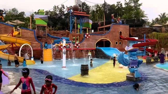 Mutiara Waterpark, 1. Air Terjun Weh Hilang, 2. Pantai Kuala Beukah, 3. Pantai Kuala Parek, 4. Pantai Idi Cut, 5. Pantai Ketapang Mameh, 6. Situs Kerajaan Peureulak, 7. Pantai Pusong Kuala Idi, 8. Air Terjun Paya Bili, 9. Pantai Wisata Kuala Peudawa, 10. Pantai Kuala Simpang Ulim, 11. Pantai Kuala Geulumpang, 12. Pantai Alur Dua Muka, 13. Taman Bambu Runcing, 14. Hutan Mangrove, 15. Mutiara Waterpark, 16. Hutan Lindung, 17. Gedung Balee Juang, 18. Kolam Renang Tirta Virta Raya