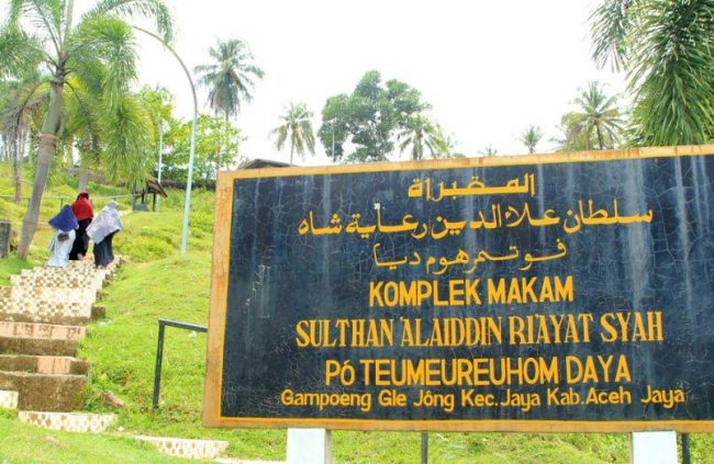 Nisan Meurehom Daya, 1. Pantai Kuala Merisi, 2. Pantai Pasie Saka, 3. Pantai Kuala Dhoi, 4. Pulau Reusam, 5. Pulau Tsunami, 6. Teluk Rigaih, 7. Arung Jeram Sungai Teunom, 8. Memandangi Lumba-Lumba di Puncak Lageun, 9. Puncak Gunung Geurutee, 10. Pulau Sungai Keluang, 11. Desa Batee Tutong, 12. Danau Laut Nie Pineung Suasa, 13. Lhok Gelumpang, 14. Kampung Mata Biru Lamno, 15. Nisan Meurehom Daya, 16. Air Terjun Ceuraceu Embon, 17. Conservatin Respon Unit (CRU), 18. Pantai Ujong Gla, 19. Taman Bunga Aceh Jaya, 20. Pulau Keuh Patek, 21. Pantai Lhok Geulumpang, 22. Konservasi Penyu Aron Meubanja, 23. Wisata Air Sarah Dewi, 24. Pantai Nisero, 25. Air Terjun Alue Itam, 26. Danau Laot Bhe, 27. Ceuraceu Alue Teungoh, 28. Pantai Ujong Pusong