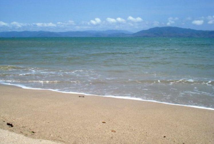 Pantai Alur Dua Muka, 1. Air Terjun Weh Hilang, 2. Pantai Kuala Beukah, 3. Pantai Kuala Parek, 4. Pantai Idi Cut, 5. Pantai Ketapang Mameh, 6. Situs Kerajaan Peureulak, 7. Pantai Pusong Kuala Idi, 8. Air Terjun Paya Bili, 9. Pantai Wisata Kuala Peudawa, 10. Pantai Kuala Simpang Ulim, 11. Pantai Kuala Geulumpang, 12. Pantai Alur Dua Muka, 13. Taman Bambu Runcing, 14. Hutan Mangrove, 15. Mutiara Waterpark, 16. Hutan Lindung, 17. Gedung Balee Juang, 18. Kolam Renang Tirta Virta Raya