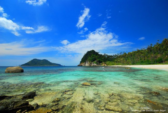 Pantai Batee Puteh via Acehfotografernet, 1. Arung Jeram di Sungai Alas, 2. Air Terjun Tingkat Tujuh, 3. Tapak Tuan Tapa, 4. Pantai Batee Putih, 5. Pantai Bidari Samadua, 6. Pantai Lhok Nibong, 7. Pantai Ujong Nibong, 8. Pantai Lhok Mamplam, 9. Pemandian Air Dingin, 10. Air Terjun Dingin, 10. Pemandian Panjupian, 11. Talago Batu, 12. Sungai Lawe Melang, 13. Batu Putri Batupang, 14. Pulau Dua Bakongan, 15. Bukit Puncak Gemilang, 16. Batu Berlayar, 17. Pantai Lhok Rukam, 18. Pantai Seurudong, 19. Pantai Seubadeh, 20. Air Terjun Tangga Seribu, 21. Pantai Pasir Putih, 22. Pantai Batu Hitam, 23. Pemandian Putri Naga, 24. Jambo Hatta, 25. Masjid Istiqamah Tapak Tuan, 26. Tapak Tuan Taman Pala, 28. Wisata Edukasi Penyu Belimbing, 29. Pantai Cemara Ujung Batu Pasieraja, 30. Pantai Ladang Tuha Pasieraja, 31. Danau Laut Bangko, 32. Air Terjun Air Pinang, 33. Air Terjun Telago Batu Mersak, 34. Pantai Batee Puteh, 35. Pantai Bakongan Timur