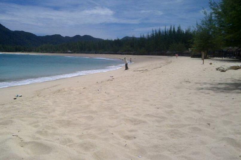 Pantai Kuala Beukah - Tempat Wisata di Aceh Timur, 1. Air Terjun Weh Hilang, 2. Pantai Kuala Beukah, 3. Pantai Kuala Parek, 4. Pantai Idi Cut, 5. Pantai Ketapang Mameh, 6. Situs Kerajaan Peureulak, 7. Pantai Pusong Kuala Idi, 8. Air Terjun Paya Bili, 9. Pantai Wisata Kuala Peudawa, 10. Pantai Kuala Simpang Ulim, 11. Pantai Kuala Geulumpang, 12. Pantai Alur Dua Muka, 13. Taman Bambu Runcing, 14. Hutan Mangrove, 15. Mutiara Waterpark, 16. Hutan Lindung, 17. Gedung Balee Juang, 18. Kolam Renang Tirta Virta Raya