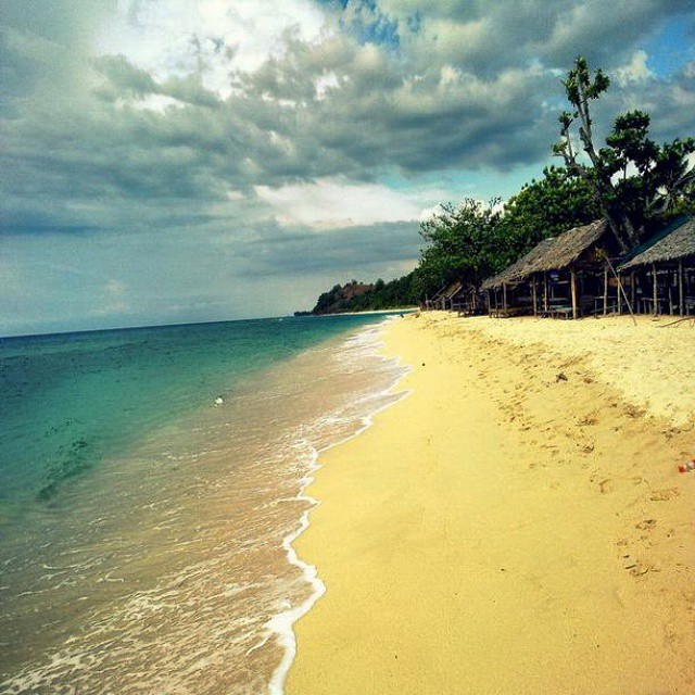Pantai Lhok Bubon, 1. Pantai Iboih, 2. Pantai Ulee Lheue, 3. Pantai Lampuuk, 4. Pantai Tapak Gajah, 5. Pantai Lhoknga, 6. Pantai Anoi Itam, 7. Pantai Lange, 8. Pantai Sumur Tiga, 9. Pantai Lanaga, 10. Pantai Lhok Mee, 11. Pantai Alue Naga, 12. Pantai Ujung Kareung, 13. Pantai Pulo Sarok, 14. Pantai Cemara Indah , 15. Pulau Rubiah, 16. Pantai Lhok Bubon, 17. Pantai Pusong Sangkalan, 18. Pantai Kuala Raja, 19. Pantai Ujong Batee, 20. Pantai Suak Ribee, 21. Pantai Batee Puteh, 22. Pantai Lancok, 23. Pantai Kuala Idi, 24. Pantai Pasir Putih Sabang, 25. Pantai Jaboi, 26. Pantai Arun Sabang, 27. Pantai Batee Dua, 28. Pantai Mata Ie Sabang