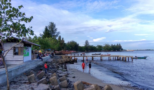 Pantai Lhok Geudong, 1. Pantai Ujong Kareung, 2. Pantai Lhok Bubon, 3. Pantai Batee Puteh , 4. Pantai Suak Ribee, 5. Pantai Lanaga, 6. Masjid Agung Meulaboh , 7. Pantai Pusong Sangkalan, 8. Genang Gedong , 9. Pantai Lhok Geudong , 10. Pantai Ujong Karang , 11. Pantai Kasih, 12. Pantai Batu Putih, 13. Pantai Ujung Batee, 14. Krueng Tutut, 15. Pantai Blang Ulam, 16. Pantai Cemara Indah , 17. Makam Pahlawan Nasional Teuku Umar, 18. Pantai Jilbab, 19. Pantai Lhok Ketapang, 20. Taman Laut Ujung Manggeng, 21. Pantai Ujung Manggeng , 22. Pemandian Krueng Baru , 23. Pemandian Putroe Ijoe, 24. Gua Seumancang Kuta Tinggi, 25. Pulau Gosong, 26. Krueng Babahrot, 27. Pucok Krung Ale, 28. Pantai Ujung Serangga, 29. Tugu Kupiah Teuku Umar, 30. Air Terjun Gampong Pungkie, 31. Danau Geunang Geudong, 32. Taman Hijriah, 33. Pantai Suak Timah, 34. Wisata Waterboom Mini, 35. Lebok Pineu