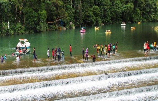 Pantai Timur, 1. Taman Nasional Gunung Leuser, 2. Gua Lawe Sikap , 3. Taman Nasional Hutan Ketambe , 4. Arung Jeram Sungai Alas , 5. Taman Wisata Lawe Gurah, 6. Masjid Agung At-Taqwa Kutacane, 7. Lapangan Ahmad Yani, 8. Bukit Cinta Kutacane , 9. Air Terjun Lawe Dua , 10. Jambur Mamang , 12. Air Terjun Ketambe , 13. Benteng Kuta Reh , 14. Pantai Goyang, 15. Pantai Timur , 16. Lawe Sikap, 17. Pemandian Air Panas Lawe Ger-Ger, 18. Air Terjun Bakbahu , 19. Waterpark di Kutacane, 20. Situs Rumah Adat, 21. Kuliner Suku Alas dan Kutacane