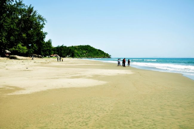 Pantai Ujung Batee via Indonesiakaya, 1. Pantai Ujong Kareung, 2. Pantai Lhok Bubon, 3. Pantai Batee Puteh , 4. Pantai Suak Ribee, 5. Pantai Lanaga, 6. Masjid Agung Meulaboh , 7. Pantai Pusong Sangkalan, 8. Genang Gedong , 9. Pantai Lhok Geudong , 10. Pantai Ujong Karang , 11. Pantai Kasih, 12. Pantai Batu Putih, 13. Pantai Ujung Batee, 14. Krueng Tutut, 15. Pantai Blang Ulam, 16. Pantai Cemara Indah , 17. Makam Pahlawan Nasional Teuku Umar, 18. Pantai Jilbab, 19. Pantai Lhok Ketapang, 20. Taman Laut Ujung Manggeng, 21. Pantai Ujung Manggeng , 22. Pemandian Krueng Baru , 23. Pemandian Putroe Ijoe, 24. Gua Seumancang Kuta Tinggi, 25. Pulau Gosong, 26. Krueng Babahrot, 27. Pucok Krung Ale, 28. Pantai Ujung Serangga, 29. Tugu Kupiah Teuku Umar, 30. Air Terjun Gampong Pungkie, 31. Danau Geunang Geudong, 32. Taman Hijriah, 33. Pantai Suak Timah, 34. Wisata Waterboom Mini, 35. Lebok Pineu
