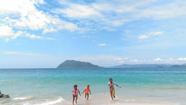 Pantai Ujong Ketapang via Tribunnews, 1. Pantai Ujong Kareung, 2. Pantai Lhok Bubon, 3. Pantai Batee Puteh , 4. Pantai Suak Ribee, 5. Pantai Lanaga, 6. Masjid Agung Meulaboh , 7. Pantai Pusong Sangkalan, 8. Genang Gedong , 9. Pantai Lhok Geudong , 10. Pantai Ujong Karang , 11. Pantai Kasih, 12. Pantai Batu Putih, 13. Pantai Ujung Batee, 14. Krueng Tutut, 15. Pantai Blang Ulam, 16. Pantai Cemara Indah , 17. Makam Pahlawan Nasional Teuku Umar, 18. Pantai Jilbab, 19. Pantai Lhok Ketapang, 20. Taman Laut Ujung Manggeng, 21. Pantai Ujung Manggeng , 22. Pemandian Krueng Baru , 23. Pemandian Putroe Ijoe, 24. Gua Seumancang Kuta Tinggi, 25. Pulau Gosong, 26. Krueng Babahrot, 27. Pucok Krung Ale, 28. Pantai Ujung Serangga, 29. Tugu Kupiah Teuku Umar, 30. Air Terjun Gampong Pungkie, 31. Danau Geunang Geudong, 32. Taman Hijriah, 33. Pantai Suak Timah, 34. Wisata Waterboom Mini, 35. Lebok Pineu