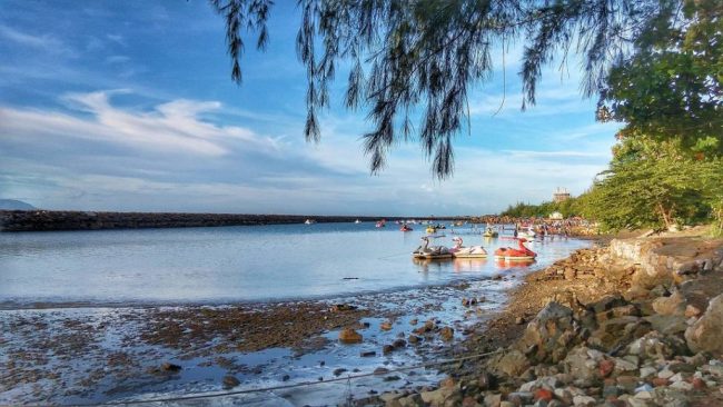 Pantai Ulee Lheue via IG @ombrue, 1. Museum Tsunami, 2. Pulau Rubiah, 3. Pantai Iboih, 4. Masjid Raya Baiturrahman, 5. Air Terjun Blang Kolam, 6. Air Terjun Suhom, 7. Danau Laut Tawar, 8. Pantai Lhoknga, 9. Rumah Cut Nyak Dien, 10. Taman Hutan Raya Pocut Meurah Intan, 11. Air Terjun Kuta Malaka, 12. Tugu Nol Kilometer, 13. Pulau Batee, 14. Pulau Keluang, 15. Goa Sarang, 16. Ujong Seukee, 17. Pulo Aceh, 18. Air Terjun Pria Laot, 19. Air Terjun Tansaran Bidin, 20. Air Terjun Tahura Saree, 21. Kuala Paret, 22. Lingkok Kuwieng, 23. Kuala Merisi, 24. Pualu Pusong, 25. Pantai Tebing Lampuuk, 26. Pantan Terong, 27. Benteng Iskandar Muda dan Benteng Indrapatra, 28. Pusat Latihan Gajah Saree, 29. Air Terjun Peukan Biluy , 30. Goa Loyang Koro, 31. Gua putri pukes, 32. Cagar Alam Jantho, 33. Objek Wisata Putroe Aloh – Pucok Krueng , 34. Gunung Seulawah Agam, 35. Gunung Borni Telong, 36. Pulau Seumadu, 37. Kegiatan diving wisata di Pulau Weh, 38. Pantai Ujong Kareung, 39. Bukit Lamreh, 40. Pantai Ulee Lheue
