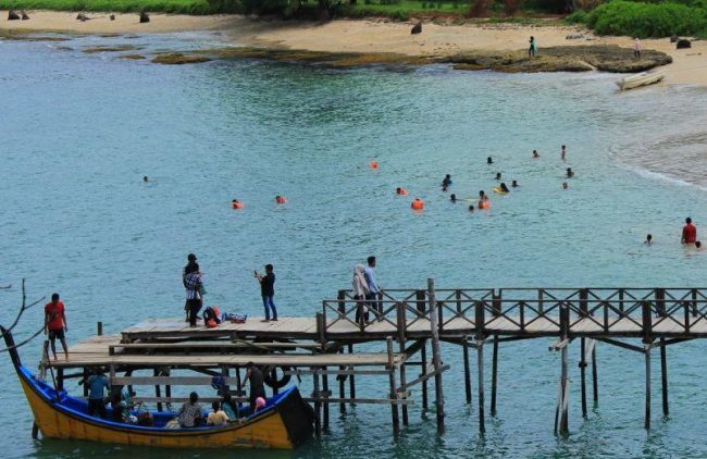 Pulau Reusam, 1. Pantai Kuala Merisi, 2. Pantai Pasie Saka, 3. Pantai Kuala Dhoi, 4. Pulau Reusam, 5. Pulau Tsunami, 6. Teluk Rigaih, 7. Arung Jeram Sungai Teunom, 8. Memandangi Lumba-Lumba di Puncak Lageun, 9. Puncak Gunung Geurutee, 10. Pulau Sungai Keluang, 11. Desa Batee Tutong, 12. Danau Laut Nie Pineung Suasa, 13. Lhok Gelumpang, 14. Kampung Mata Biru Lamno, 15. Nisan Meurehom Daya, 16. Air Terjun Ceuraceu Embon, 17. Conservatin Respon Unit (CRU), 18. Pantai Ujong Gla, 19. Taman Bunga Aceh Jaya, 20. Pulau Keuh Patek, 21. Pantai Lhok Geulumpang, 22. Konservasi Penyu Aron Meubanja, 23. Wisata Air Sarah Dewi, 24. Pantai Nisero, 25. Air Terjun Alue Itam, 26. Danau Laot Bhe, 27. Ceuraceu Alue Teungoh, 28. Pantai Ujong Pusong