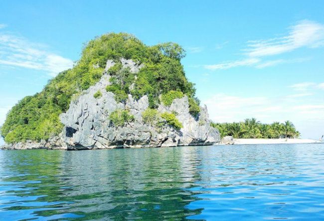 Pulau Sungai Keluang, 1. Pantai Kuala Merisi, 2. Pantai Pasie Saka, 3. Pantai Kuala Dhoi, 4. Pulau Reusam, 5. Pulau Tsunami, 6. Teluk Rigaih, 7. Arung Jeram Sungai Teunom, 8. Memandangi Lumba-Lumba di Puncak Lageun, 9. Puncak Gunung Geurutee, 10. Pulau Sungai Keluang, 11. Desa Batee Tutong, 12. Danau Laut Nie Pineung Suasa, 13. Lhok Gelumpang, 14. Kampung Mata Biru Lamno, 15. Nisan Meurehom Daya, 16. Air Terjun Ceuraceu Embon, 17. Conservatin Respon Unit (CRU), 18. Pantai Ujong Gla, 19. Taman Bunga Aceh Jaya, 20. Pulau Keuh Patek, 21. Pantai Lhok Geulumpang, 22. Konservasi Penyu Aron Meubanja, 23. Wisata Air Sarah Dewi, 24. Pantai Nisero, 25. Air Terjun Alue Itam, 26. Danau Laot Bhe, 27. Ceuraceu Alue Teungoh, 28. Pantai Ujong Pusong