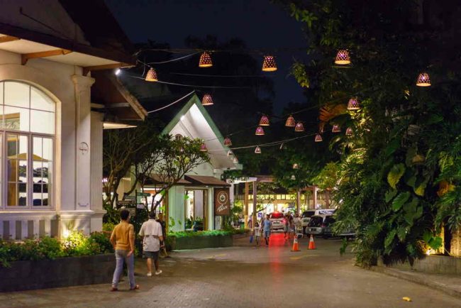Rumah Mode Bandung Pada Malam Hari, Lokasi Dan Jam Buka Rumah Mode Bandung, Rute Perjalanan Menuju Ke Rumah Mode Bandung, Aneka Fasilitas Rumah Mode Bandung, Keistimewaan Factory Outlet Rumah Mode, Berapa Harga Di Rumah Mode Bandung?, Tempat Wisata Belanja Terbesar di Bandung