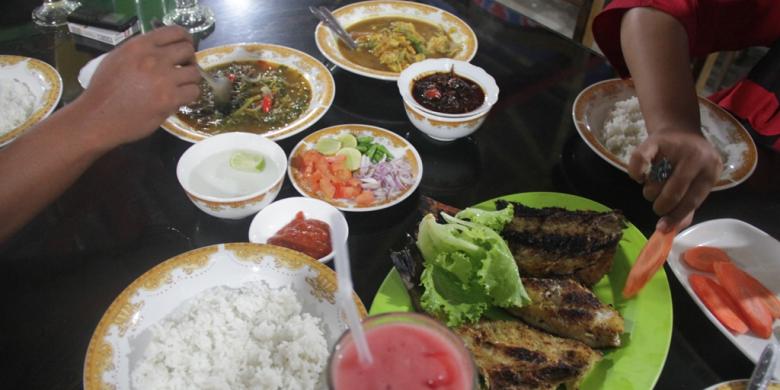 Simpang Mesra via Kompas, 1. Masjid Raya Baiturrahman, 2. Air Terjun Kuta Malaka, 3. Air Terjun Pekan Bilui, 3. Benteng Indra Patra, 4. Ujung Kelindu , 5. Pucoek Krueng Raba, Lhoknga , 6. Bukit Lhok Eumpe , 7. Pantai Lhok Mee , 8. Pantai Lampuk , 9. Pantai Lhoknga, 10. Pantai Ulee Lheue , 11. Kapal Apung Lampulo, 12. Museum Tsunami dan Pemakaman Kerkhof Peutjoet , 13. Taman Sari Gunongan dan Pinto Khob , 14. Museum Aceh (Rumah Aceh), 15. Taman Ratu Safiatuddin, 16. Lapangan Blangpadang, 17. PLTD (Pembangkit Listrik Tenaga Diesel) Apung 1, 18. Pantai Lampuuk, 19. Museum Rumah Cut Nyak Dien, 20. Air Terjun Peukan Biluy, 21. Puncak Geurutee, 22. Museum Sejarah Aceh, 23. Bukit Soeharto Aceh, 24. Bukit Lhoknga, 25. Taman Bustanussalatin, 26. Balai Pelestarian Peninggalan Purbakala, 27. Wahana Impian Malaka, 28. Pantai Iboih, 29. Pantai Alue Naga, 30. Makam Sultan Aceh Kandang XII, 31. Makam Syiah Kuala, 32. Masjid Baiturrahim Ulee Lheue, 33. Makam Raja Aceh, 34. Taman Putroe Phang, 35. Hutan Kota BNI Banda Aceh, 36. Balai Pelestarian Cagar Budaya, 37. Wisata Kuliner Keudah, 38. Simpang Mesra