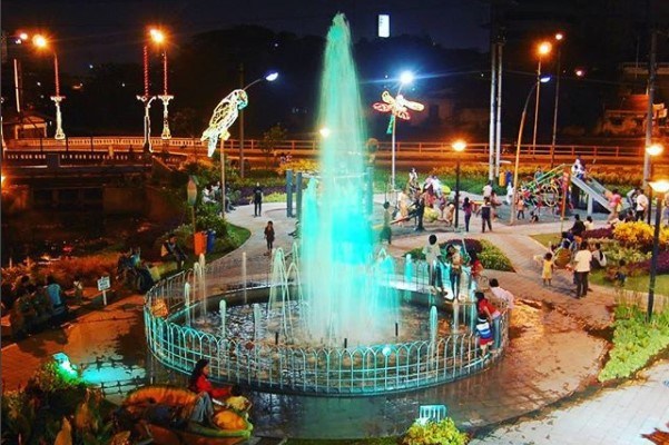 Taman Bungkul Surabaya Malam Hari, 1. Alun – Alun Surabaya, 2. G-Walk, 4. Patung Sura dan Baya, 5. Pasar Malam Kodam Brawijaya, 6. Taman Pelangi, 7. Jembatan Suramadu, 8. Surabaya North Quay, 9. Food Festival Pakuwon City, 10. Patung Suro Boyo Skate &amp; BMX Park, 11. Taman Apsari, 12. Taman Bungkul, 13. Monumen Bambu Runcing, 14. Taman Prestasi Surabaya, 15. House of Sampoerna (Tutup Sementara), 16. Danau Angsa Pakuwon City, 17. Taman Kunang Kunang, 18. Kota Tua Surabaya, 19. Taman Mundu – Taman 10 Nopember, 20. Wisata Perahu Kalimas, 21. Taman Mayangkara, 22. Taman Surya, 23. Kya Kya Surabaya, 24. Taman Persahabatan Korea, 25. Taman Hiburan Rakyat, 26. Taman AIS Nasution Surabaya, 27. Suroboyo Carnival Park (Tutup), 28. Taman Sejarah, 29. Pagoda Tian Ti, 30. Taman Lanjut Usia