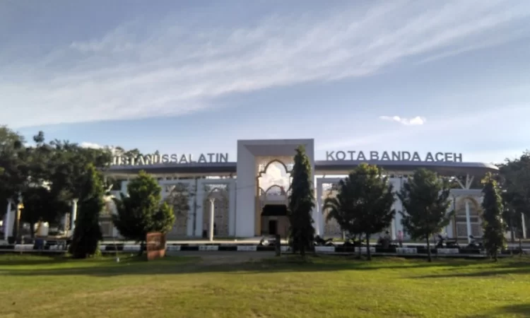 Taman Bustanussalatin via Portalsatu, 1. Masjid Raya Baiturrahman, 2. Air Terjun Kuta Malaka, 3. Air Terjun Pekan Bilui, 3. Benteng Indra Patra, 4. Ujung Kelindu , 5. Pucoek Krueng Raba, Lhoknga , 6. Bukit Lhok Eumpe , 7. Pantai Lhok Mee , 8. Pantai Lampuk , 9. Pantai Lhoknga, 10. Pantai Ulee Lheue , 11. Kapal Apung Lampulo, 12. Museum Tsunami dan Pemakaman Kerkhof Peutjoet , 13. Taman Sari Gunongan dan Pinto Khob , 14. Museum Aceh (Rumah Aceh), 15. Taman Ratu Safiatuddin, 16. Lapangan Blangpadang, 17. PLTD (Pembangkit Listrik Tenaga Diesel) Apung 1, 18. Pantai Lampuuk, 19. Museum Rumah Cut Nyak Dien, 20. Air Terjun Peukan Biluy, 21. Puncak Geurutee, 22. Museum Sejarah Aceh, 23. Bukit Soeharto Aceh, 24. Bukit Lhoknga, 25. Taman Bustanussalatin, 26. Balai Pelestarian Peninggalan Purbakala, 27. Wahana Impian Malaka, 28. Pantai Iboih, 29. Pantai Alue Naga, 30. Makam Sultan Aceh Kandang XII, 31. Makam Syiah Kuala, 32. Masjid Baiturrahim Ulee Lheue, 33. Makam Raja Aceh, 34. Taman Putroe Phang, 35. Hutan Kota BNI Banda Aceh, 36. Balai Pelestarian Cagar Budaya, 37. Wisata Kuliner Keudah, 38. Simpang Mesra