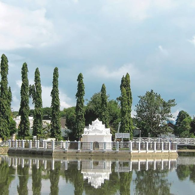 Taman Putroe Phang via IG @hermespalacehotelbandaaceh, 1. Masjid Raya Baiturrahman, 2. Air Terjun Kuta Malaka, 3. Air Terjun Pekan Bilui, 3. Benteng Indra Patra, 4. Ujung Kelindu , 5. Pucoek Krueng Raba, Lhoknga , 6. Bukit Lhok Eumpe , 7. Pantai Lhok Mee , 8. Pantai Lampuk , 9. Pantai Lhoknga, 10. Pantai Ulee Lheue , 11. Kapal Apung Lampulo, 12. Museum Tsunami dan Pemakaman Kerkhof Peutjoet , 13. Taman Sari Gunongan dan Pinto Khob , 14. Museum Aceh (Rumah Aceh), 15. Taman Ratu Safiatuddin, 16. Lapangan Blangpadang, 17. PLTD (Pembangkit Listrik Tenaga Diesel) Apung 1, 18. Pantai Lampuuk, 19. Museum Rumah Cut Nyak Dien, 20. Air Terjun Peukan Biluy, 21. Puncak Geurutee, 22. Museum Sejarah Aceh, 23. Bukit Soeharto Aceh, 24. Bukit Lhoknga, 25. Taman Bustanussalatin, 26. Balai Pelestarian Peninggalan Purbakala, 27. Wahana Impian Malaka, 28. Pantai Iboih, 29. Pantai Alue Naga, 30. Makam Sultan Aceh Kandang XII, 31. Makam Syiah Kuala, 32. Masjid Baiturrahim Ulee Lheue, 33. Makam Raja Aceh, 34. Taman Putroe Phang, 35. Hutan Kota BNI Banda Aceh, 36. Balai Pelestarian Cagar Budaya, 37. Wisata Kuliner Keudah, 38. Simpang Mesra