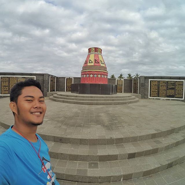 Tugu Batei Puteh, 1. Pantai Ujong Kareung, 2. Pantai Lhok Bubon, 3. Pantai Batee Puteh , 4. Pantai Suak Ribee, 5. Pantai Lanaga, 6. Masjid Agung Meulaboh , 7. Pantai Pusong Sangkalan, 8. Genang Gedong , 9. Pantai Lhok Geudong , 10. Pantai Ujong Karang , 11. Pantai Kasih, 12. Pantai Batu Putih, 13. Pantai Ujung Batee, 14. Krueng Tutut, 15. Pantai Blang Ulam, 16. Pantai Cemara Indah , 17. Makam Pahlawan Nasional Teuku Umar, 18. Pantai Jilbab, 19. Pantai Lhok Ketapang, 20. Taman Laut Ujung Manggeng, 21. Pantai Ujung Manggeng , 22. Pemandian Krueng Baru , 23. Pemandian Putroe Ijoe, 24. Gua Seumancang Kuta Tinggi, 25. Pulau Gosong, 26. Krueng Babahrot, 27. Pucok Krung Ale, 28. Pantai Ujung Serangga, 29. Tugu Kupiah Teuku Umar, 30. Air Terjun Gampong Pungkie, 31. Danau Geunang Geudong, 32. Taman Hijriah, 33. Pantai Suak Timah, 34. Wisata Waterboom Mini, 35. Lebok Pineu