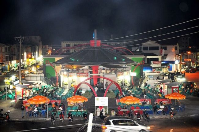 Wisata Kuliner Keudah, 1. Masjid Raya Baiturrahman, 2. Air Terjun Kuta Malaka, 3. Air Terjun Pekan Bilui, 3. Benteng Indra Patra, 4. Ujung Kelindu , 5. Pucoek Krueng Raba, Lhoknga , 6. Bukit Lhok Eumpe , 7. Pantai Lhok Mee , 8. Pantai Lampuk , 9. Pantai Lhoknga, 10. Pantai Ulee Lheue , 11. Kapal Apung Lampulo, 12. Museum Tsunami dan Pemakaman Kerkhof Peutjoet , 13. Taman Sari Gunongan dan Pinto Khob , 14. Museum Aceh (Rumah Aceh), 15. Taman Ratu Safiatuddin, 16. Lapangan Blangpadang, 17. PLTD (Pembangkit Listrik Tenaga Diesel) Apung 1, 18. Pantai Lampuuk, 19. Museum Rumah Cut Nyak Dien, 20. Air Terjun Peukan Biluy, 21. Puncak Geurutee, 22. Museum Sejarah Aceh, 23. Bukit Soeharto Aceh, 24. Bukit Lhoknga, 25. Taman Bustanussalatin, 26. Balai Pelestarian Peninggalan Purbakala, 27. Wahana Impian Malaka, 28. Pantai Iboih, 29. Pantai Alue Naga, 30. Makam Sultan Aceh Kandang XII, 31. Makam Syiah Kuala, 32. Masjid Baiturrahim Ulee Lheue, 33. Makam Raja Aceh, 34. Taman Putroe Phang, 35. Hutan Kota BNI Banda Aceh, 36. Balai Pelestarian Cagar Budaya, 37. Wisata Kuliner Keudah, 38. Simpang Mesra