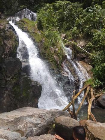 Air Terjun Dingin via Kompasiana, 1. Arung Jeram di Sungai Alas, 2. Air Terjun Tingkat Tujuh, 3. Tapak Tuan Tapa, 4. Pantai Batee Putih, 5. Pantai Bidari Samadua, 6. Pantai Lhok Nibong, 7. Pantai Ujong Nibong, 8. Pantai Lhok Mamplam, 9. Pemandian Air Dingin, 10. Air Terjun Dingin, 10. Pemandian Panjupian, 11. Talago Batu, 12. Sungai Lawe Melang, 13. Batu Putri Batupang, 14. Pulau Dua Bakongan, 15. Bukit Puncak Gemilang, 16. Batu Berlayar, 17. Pantai Lhok Rukam, 18. Pantai Seurudong, 19. Pantai Seubadeh, 20. Air Terjun Tangga Seribu, 21. Pantai Pasir Putih, 22. Pantai Batu Hitam, 23. Pemandian Putri Naga, 24. Jambo Hatta, 25. Masjid Istiqamah Tapak Tuan, 26. Tapak Tuan Taman Pala, 28. Wisata Edukasi Penyu Belimbing, 29. Pantai Cemara Ujung Batu Pasieraja, 30. Pantai Ladang Tuha Pasieraja, 31. Danau Laut Bangko, 32. Air Terjun Air Pinang, 33. Air Terjun Telago Batu Mersak, 34. Pantai Batee Puteh, 35. Pantai Bakongan Timur