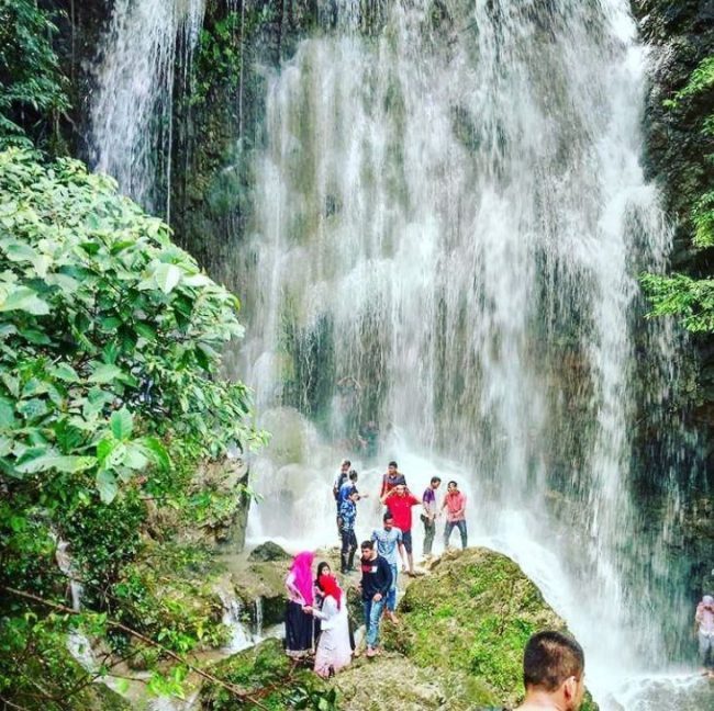 Air Terjun Peukan Biluy via IG @irwansyah.hanafiah90, 1. Museum Tsunami, 2. Pulau Rubiah, 3. Pantai Iboih, 4. Masjid Raya Baiturrahman, 5. Air Terjun Blang Kolam, 6. Air Terjun Suhom, 7. Danau Laut Tawar, 8. Pantai Lhoknga, 9. Rumah Cut Nyak Dien, 10. Taman Hutan Raya Pocut Meurah Intan, 11. Air Terjun Kuta Malaka, 12. Tugu Nol Kilometer, 13. Pulau Batee, 14. Pulau Keluang, 15. Goa Sarang, 16. Ujong Seukee, 17. Pulo Aceh, 18. Air Terjun Pria Laot, 19. Air Terjun Tansaran Bidin, 20. Air Terjun Tahura Saree, 21. Kuala Paret, 22. Lingkok Kuwieng, 23. Kuala Merisi, 24. Pualu Pusong, 25. Pantai Tebing Lampuuk, 26. Pantan Terong, 27. Benteng Iskandar Muda dan Benteng Indrapatra, 28. Pusat Latihan Gajah Saree, 29. Air Terjun Peukan Biluy , 30. Goa Loyang Koro, 31. Gua putri pukes, 32. Cagar Alam Jantho, 33. Objek Wisata Putroe Aloh – Pucok Krueng , 34. Gunung Seulawah Agam, 35. Gunung Borni Telong, 36. Pulau Seumadu, 37. Kegiatan diving wisata di Pulau Weh, 38. Pantai Ujong Kareung, 39. Bukit Lamreh, 40. Pantai Ulee Lheue