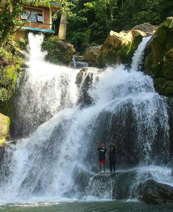 Air Terjun Suhom via IG @pesonaaceh_, 1. Museum Tsunami, 2. Pulau Rubiah, 3. Pantai Iboih, 4. Masjid Raya Baiturrahman, 5. Air Terjun Blang Kolam, 6. Air Terjun Suhom, 7. Danau Laut Tawar, 8. Pantai Lhoknga, 9. Rumah Cut Nyak Dien, 10. Taman Hutan Raya Pocut Meurah Intan, 11. Air Terjun Kuta Malaka, 12. Tugu Nol Kilometer, 13. Pulau Batee, 14. Pulau Keluang, 15. Goa Sarang, 16. Ujong Seukee, 17. Pulo Aceh, 18. Air Terjun Pria Laot, 19. Air Terjun Tansaran Bidin, 20. Air Terjun Tahura Saree, 21. Kuala Paret, 22. Lingkok Kuwieng, 23. Kuala Merisi, 24. Pualu Pusong, 25. Pantai Tebing Lampuuk, 26. Pantan Terong, 27. Benteng Iskandar Muda dan Benteng Indrapatra, 28. Pusat Latihan Gajah Saree, 29. Air Terjun Peukan Biluy , 30. Goa Loyang Koro, 31. Gua putri pukes, 32. Cagar Alam Jantho, 33. Objek Wisata Putroe Aloh – Pucok Krueng , 34. Gunung Seulawah Agam, 35. Gunung Borni Telong, 36. Pulau Seumadu, 37. Kegiatan diving wisata di Pulau Weh, 38. Pantai Ujong Kareung, 39. Bukit Lamreh, 40. Pantai Ulee Lheue