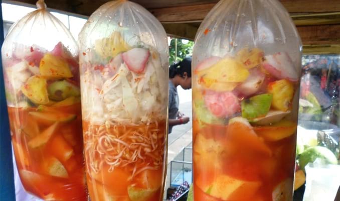 Asinan Bogor, 1. Bolu Lapis Sangkuriang, 2. Roti Unyil Venus, 3. Ubi Bakar Cilembu, 4. Macaroni Panggang, 5. Kacang Bogor, 6. Brownies Bogor, 7. Bika Bogor, 8. Papapia, 9. Miss Pumpkin, 10. Asinan Bogor, 11. Risol Bogor, 12. Kue Cubit, 13. Bogor Raincake, 14. Talas, 15. Strudel Bogor, 16. Klappertaart, 17. Pie Talas, 18. Batik Bogor, 19. Kaos Unchal, 20. Mochibo, 21. Brownies pisang, 22. Keripik Talas, 23. Keripik Pisang Kepok, 24. Roti Muli, 25. Ambrosia, 26. Pie – Pia Apple Pie, 27. Brownies talas – Mr. BrownCo, 28. Souvenir Bunga Bangkai, 29. Lesung Keramik, 30. Ecodoe, 31. Wayang Bambu, 32. Wayang Golek, 33. Kujang, 34. Keripik Mbah Gugel