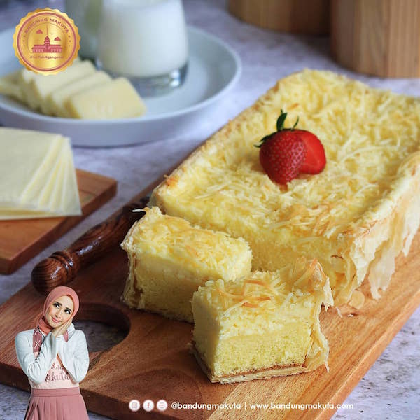 Bandung Makuta Official, 1. Peuyeum Bandung, 2. Pisang Bollen Kartika Sari Bandung, 3. Primarasa : Picnic Roll, 4. Surabi Bandung, 5. Brownies Kukus Amanda Bandung, 6. Gepuk Nyonya Ong, 7. Brownies Prima Rasa, 8. Tahu Susu Bandung, 9. Keripik Maicih, 10. Bakso Goreng, 11. Rujak Cireng, 12. Seblak, 13. Cilok, 14. Oncom Raos, 15. Batagor Riri, 16. Kafetaria Pia 170, 17. Martabak Bandung, 18. Kopi Aroma, 19. Bandung Makuta, 20. Rujak Cireng, 21. Tempe Gila, 22. Kue Cubit, 23. Mochi Es Krim, 24. Wajit Cililin, 25. Yogurt Cisangkuy, 26. Es Cincau Kacang Merah, 27. Pevo Cake, 28. Bandung Kunafe, 29. Bandung Princess cake, 30. Bandung Kanaya, 31. Madinah cake, 32. Keripik Karuhun, 33. Bolu Bakar Tunggal, 34. Basreng Asin dan Pedas, 35. Es Goyobod, 36. Karedok, 37. Ulukuteuk Leunca, 38. Colenak, 39. Nasi Tutug Oncom, 40. Nasi Timbel, 41. Mie Kocok, 42. Bandros, 43. Cuanki, 44. Gehu Jeletot, 45. Keripik Moring