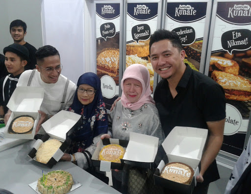 Bandung Kunafe, 1. Peuyeum Bandung, 2. Pisang Bollen Kartika Sari Bandung, 3. Primarasa : Picnic Roll, 4. Surabi Bandung, 5. Brownies Kukus Amanda Bandung, 6. Gepuk Nyonya Ong, 7. Brownies Prima Rasa, 8. Tahu Susu Bandung, 9. Keripik Maicih, 10. Bakso Goreng, 11. Rujak Cireng, 12. Seblak, 13. Cilok, 14. Oncom Raos, 15. Batagor Riri, 16. Kafetaria Pia 170, 17. Martabak Bandung, 18. Kopi Aroma, 19. Bandung Makuta, 20. Rujak Cireng, 21. Tempe Gila, 22. Kue Cubit, 23. Mochi Es Krim, 24. Wajit Cililin, 25. Yogurt Cisangkuy, 26. Es Cincau Kacang Merah, 27. Pevo Cake, 28. Bandung Kunafe, 29. Bandung Princess cake, 30. Bandung Kanaya, 31. Madinah cake, 32. Keripik Karuhun, 33. Bolu Bakar Tunggal, 34. Basreng Asin dan Pedas, 35. Es Goyobod, 36. Karedok, 37. Ulukuteuk Leunca, 38. Colenak, 39. Nasi Tutug Oncom, 40. Nasi Timbel, 41. Mie Kocok, 42. Bandros, 43. Cuanki, 44. Gehu Jeletot, 45. Keripik Moring