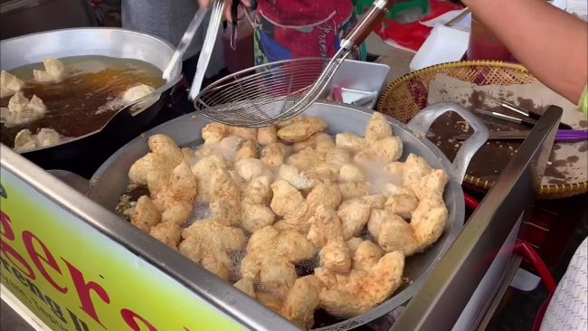 Bakso Goreng via Youtube, 1. Peuyeum Bandung, 2. Pisang Bollen Kartika Sari Bandung, 3. Primarasa : Picnic Roll, 4. Surabi Bandung, 5. Brownies Kukus Amanda Bandung, 6. Gepuk Nyonya Ong, 7. Brownies Prima Rasa, 8. Tahu Susu Bandung, 9. Keripik Maicih, 10. Bakso Goreng, 11. Rujak Cireng, 12. Seblak, 13. Cilok, 14. Oncom Raos, 15. Batagor Riri, 16. Kafetaria Pia 170, 17. Martabak Bandung, 18. Kopi Aroma, 19. Bandung Makuta, 20. Rujak Cireng, 21. Tempe Gila, 22. Kue Cubit, 23. Mochi Es Krim, 24. Wajit Cililin, 25. Yogurt Cisangkuy, 26. Es Cincau Kacang Merah, 27. Pevo Cake, 28. Bandung Kunafe, 29. Bandung Princess cake, 30. Bandung Kanaya, 31. Madinah cake, 32. Keripik Karuhun, 33. Bolu Bakar Tunggal, 34. Basreng Asin dan Pedas, 35. Es Goyobod, 36. Karedok, 37. Ulukuteuk Leunca, 38. Colenak, 39. Nasi Tutug Oncom, 40. Nasi Timbel, 41. Mie Kocok, 42. Bandros, 43. Cuanki, 44. Gehu Jeletot, 45. Keripik Moring