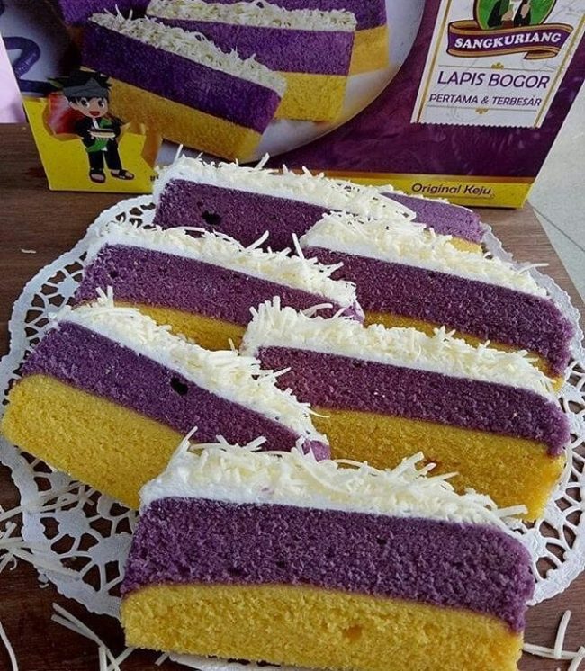 Bolu Lapis Sangkuriang via IG @geraivalerie, 1. Bolu Lapis Sangkuriang, 2. Roti Unyil Venus, 3. Ubi Bakar Cilembu, 4. Macaroni Panggang, 5. Kacang Bogor, 6. Brownies Bogor, 7. Bika Bogor, 8. Papapia, 9. Miss Pumpkin, 10. Asinan Bogor, 11. Risol Bogor, 12. Kue Cubit, 13. Bogor Raincake, 14. Talas, 15. Strudel Bogor, 16. Klappertaart, 17. Pie Talas, 18. Batik Bogor, 19. Kaos Unchal, 20. Mochibo, 21. Brownies pisang, 22. Keripik Talas, 23. Keripik Pisang Kepok, 24. Roti Muli, 25. Ambrosia, 26. Pie – Pia Apple Pie, 27. Brownies talas – Mr. BrownCo, 28. Souvenir Bunga Bangkai, 29. Lesung Keramik, 30. Ecodoe, 31. Wayang Bambu, 32. Wayang Golek, 33. Kujang, 34. Keripik Mbah Gugel
