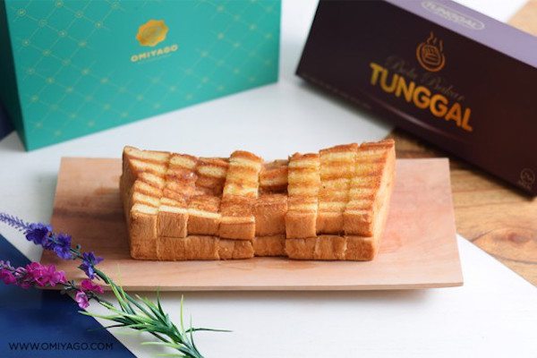 Bolu bakar Tunggal via Omiyago, 1. Peuyeum Bandung, 2. Pisang Bollen Kartika Sari Bandung, 3. Primarasa : Picnic Roll, 4. Surabi Bandung, 5. Brownies Kukus Amanda Bandung, 6. Gepuk Nyonya Ong, 7. Brownies Prima Rasa, 8. Tahu Susu Bandung, 9. Keripik Maicih, 10. Bakso Goreng, 11. Rujak Cireng, 12. Seblak, 13. Cilok, 14. Oncom Raos, 15. Batagor Riri, 16. Kafetaria Pia 170, 17. Martabak Bandung, 18. Kopi Aroma, 19. Bandung Makuta, 20. Rujak Cireng, 21. Tempe Gila, 22. Kue Cubit, 23. Mochi Es Krim, 24. Wajit Cililin, 25. Yogurt Cisangkuy, 26. Es Cincau Kacang Merah, 27. Pevo Cake, 28. Bandung Kunafe, 29. Bandung Princess cake, 30. Bandung Kanaya, 31. Madinah cake, 32. Keripik Karuhun, 33. Bolu Bakar Tunggal, 34. Basreng Asin dan Pedas, 35. Es Goyobod, 36. Karedok, 37. Ulukuteuk Leunca, 38. Colenak, 39. Nasi Tutug Oncom, 40. Nasi Timbel, 41. Mie Kocok, 42. Bandros, 43. Cuanki, 44. Gehu Jeletot, 45. Keripik Moring