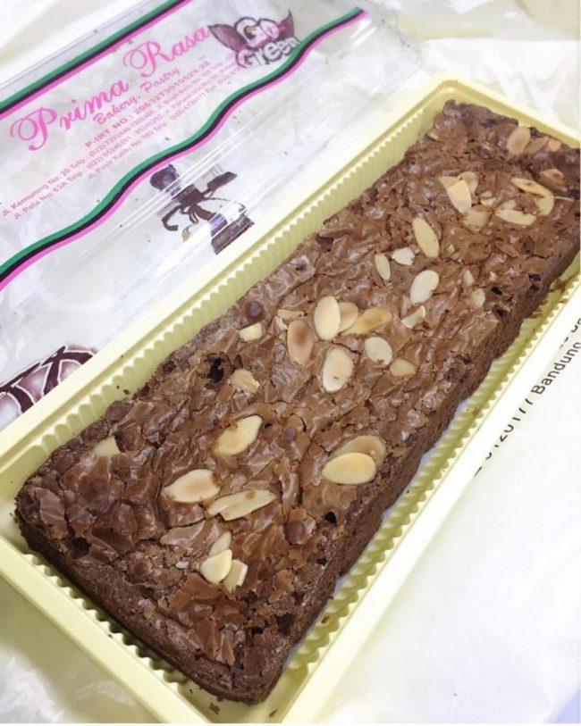 Brownies Prima Rasa via IG @rasabandung_id, 1. Peuyeum Bandung, 2. Pisang Bollen Kartika Sari Bandung, 3. Primarasa : Picnic Roll, 4. Surabi Bandung, 5. Brownies Kukus Amanda Bandung, 6. Gepuk Nyonya Ong, 7. Brownies Prima Rasa, 8. Tahu Susu Bandung, 9. Keripik Maicih, 10. Bakso Goreng, 11. Rujak Cireng, 12. Seblak, 13. Cilok, 14. Oncom Raos, 15. Batagor Riri, 16. Kafetaria Pia 170, 17. Martabak Bandung, 18. Kopi Aroma, 19. Bandung Makuta, 20. Rujak Cireng, 21. Tempe Gila, 22. Kue Cubit, 23. Mochi Es Krim, 24. Wajit Cililin, 25. Yogurt Cisangkuy, 26. Es Cincau Kacang Merah, 27. Pevo Cake, 28. Bandung Kunafe, 29. Bandung Princess cake, 30. Bandung Kanaya, 31. Madinah cake, 32. Keripik Karuhun, 33. Bolu Bakar Tunggal, 34. Basreng Asin dan Pedas, 35. Es Goyobod, 36. Karedok, 37. Ulukuteuk Leunca, 38. Colenak, 39. Nasi Tutug Oncom, 40. Nasi Timbel, 41. Mie Kocok, 42. Bandros, 43. Cuanki, 44. Gehu Jeletot, 45. Keripik Moring