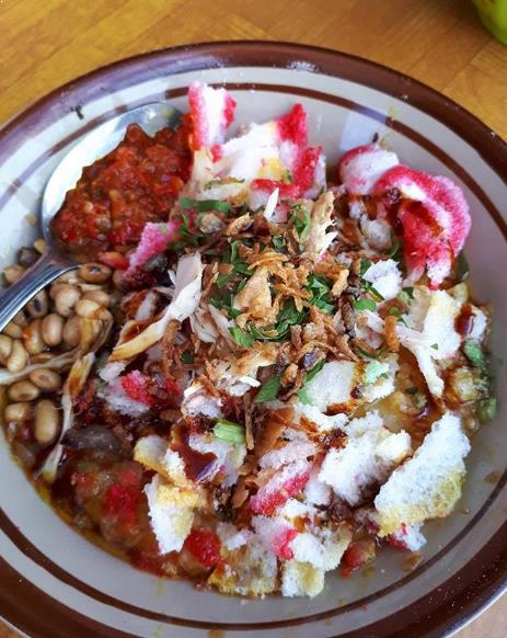 Bubur Cianjur via IG @jessika_goh, 1. Roti Manis Tan Keng Cu, 2. Laksa Cianjur, 3. Mie Ayam Mang Memed, 5. Sate Ayam Bumi Nini, 6. Kentang Stik, 7. Asinan dan Manisan Buah, 8. Batagor Cianjur, 9. Tauco, 10. Moci, 11. Roti Popon, 12. Bubur Cianjur, 13. Nasi Pepes khas Cianjur, 14. Sate Maranggi, 15. Keripik Singkong, 16. Bandrek khas Cianjur, 17. Tauco Cookies, 18. Pesmol Kembung, 19. Ikan Bakar khas Cianjur, 20. Sambel Hejo, 21. Beras Pandanwangi, 22. Marici Putumayang, 23. Rogan Sop, 24.  Bakso Balungan Cianjur